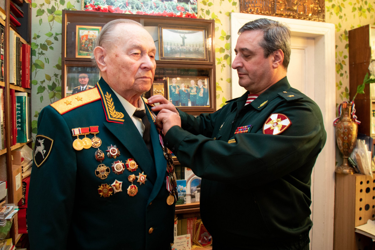 Первому командующему Приволжским округом войск вручили медаль «75 лет Победы в ВОВ»
