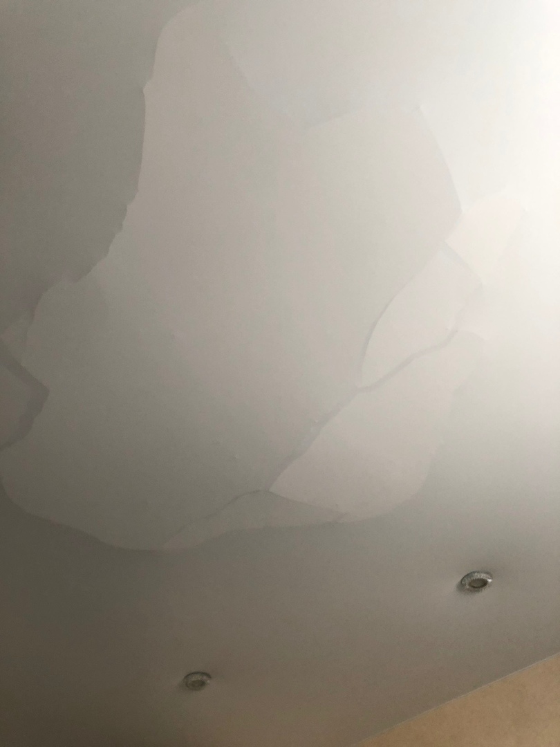 Штукатурка рухнула с потолка в доме ЖК «Аквамарин»