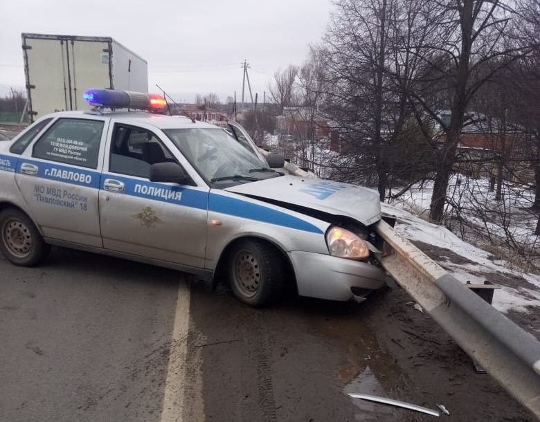 Полицейский автомобиль врезался в отбойник во время погони в Павлове