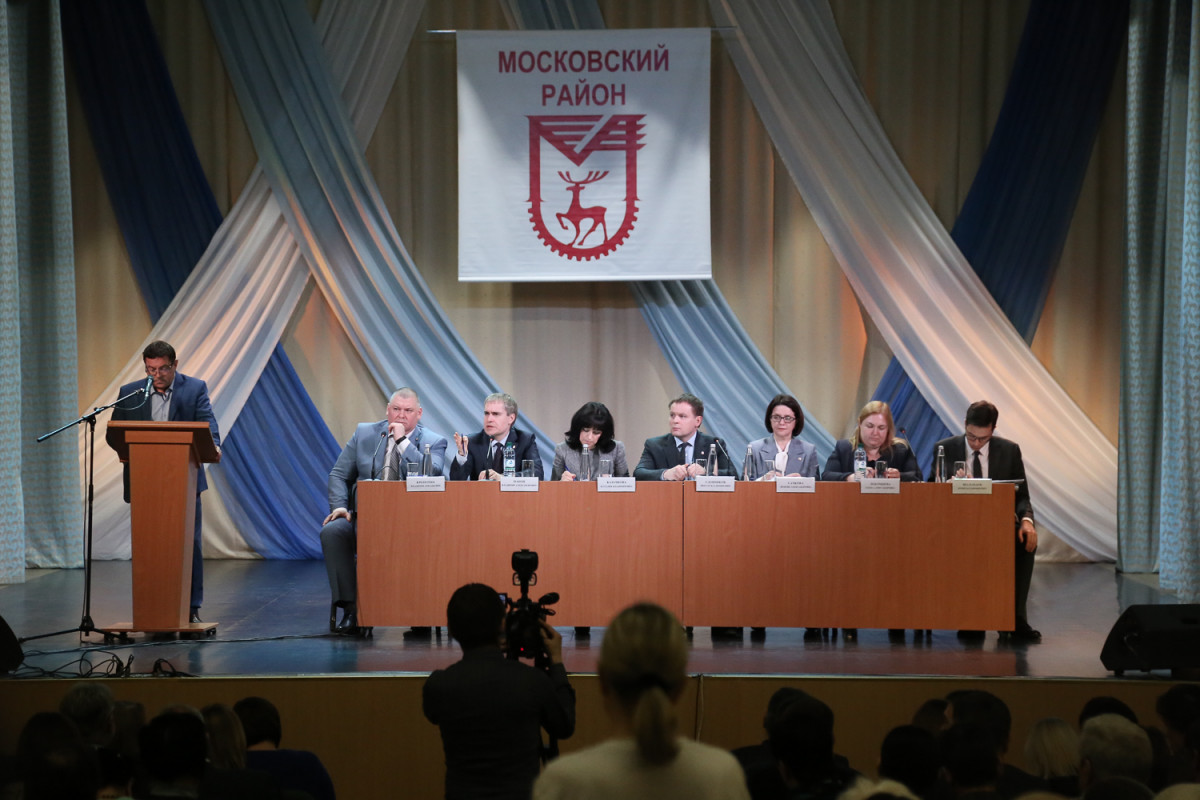 Около 400 жителей Московского района пришли на встречу с мэром