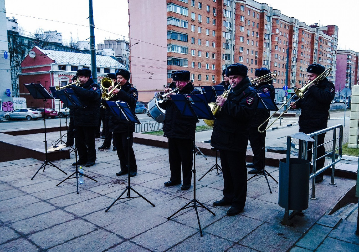Оркестр нижегородского МВД поздравляет нижегородок с 8 марта