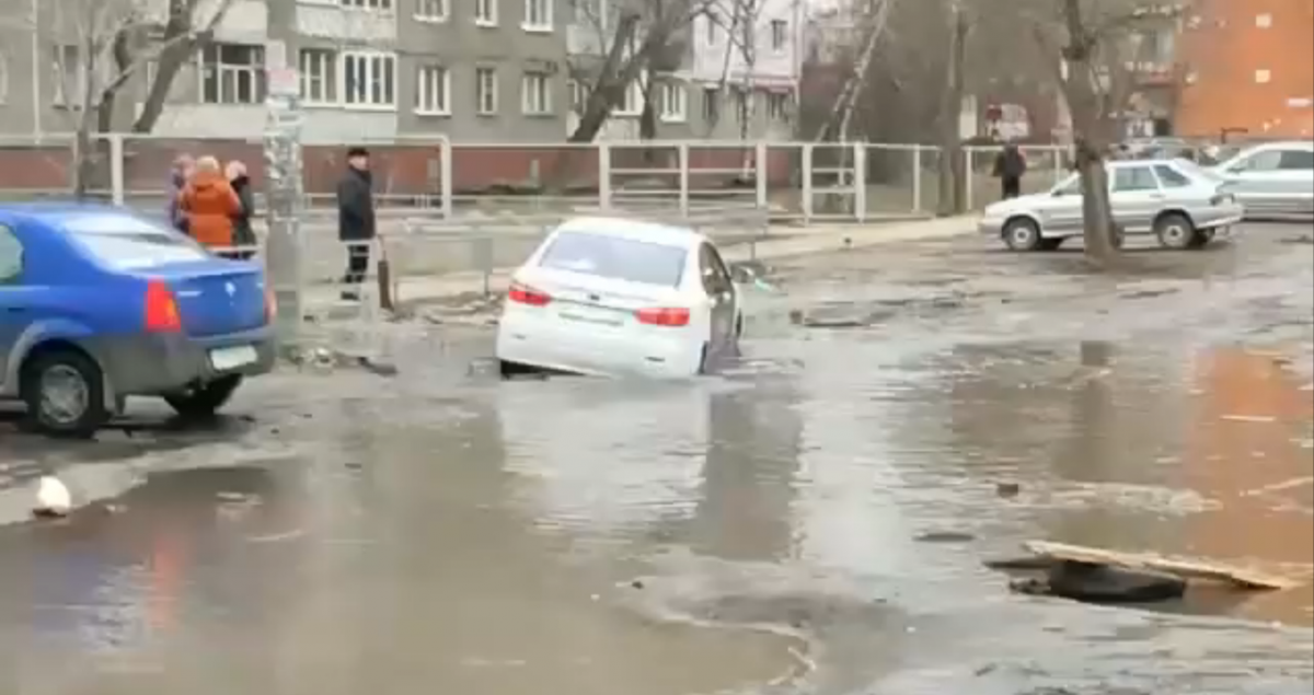 Такси «утонуло» в огромной луже в Нижнем Новгороде