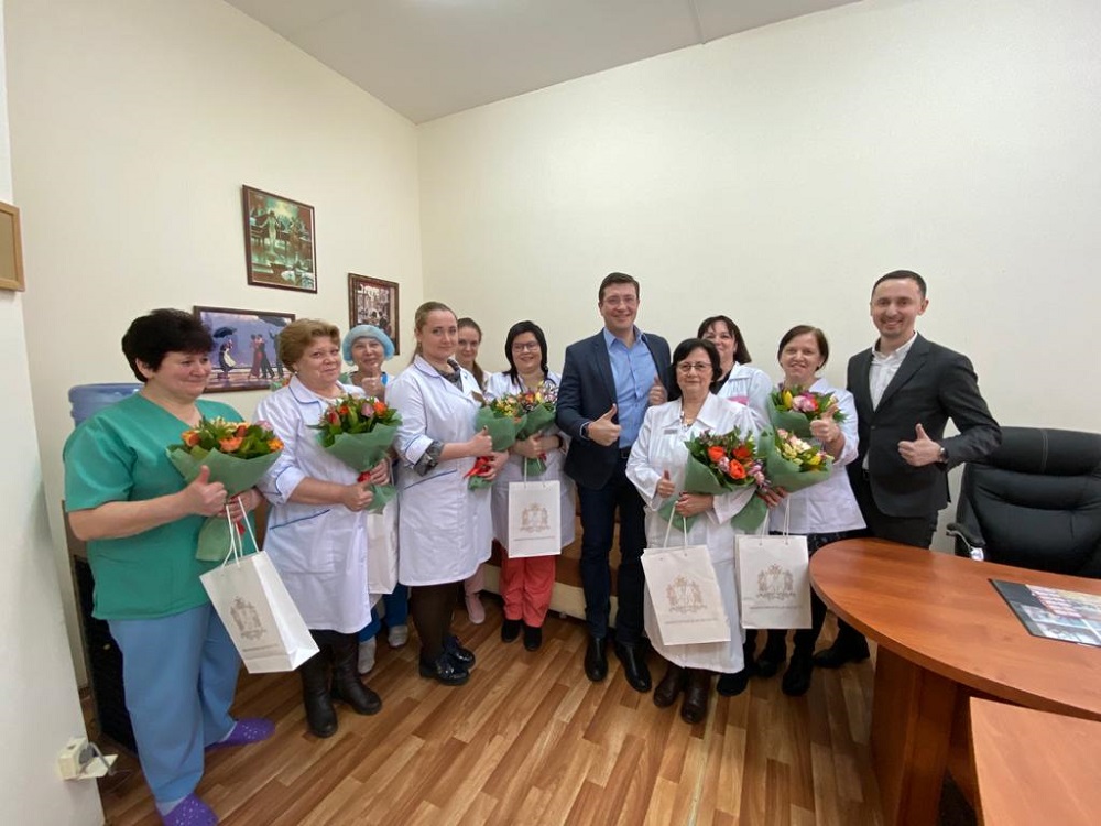 Никитин поздравил с 8 Марта коллектив инфекционной больницы № 2