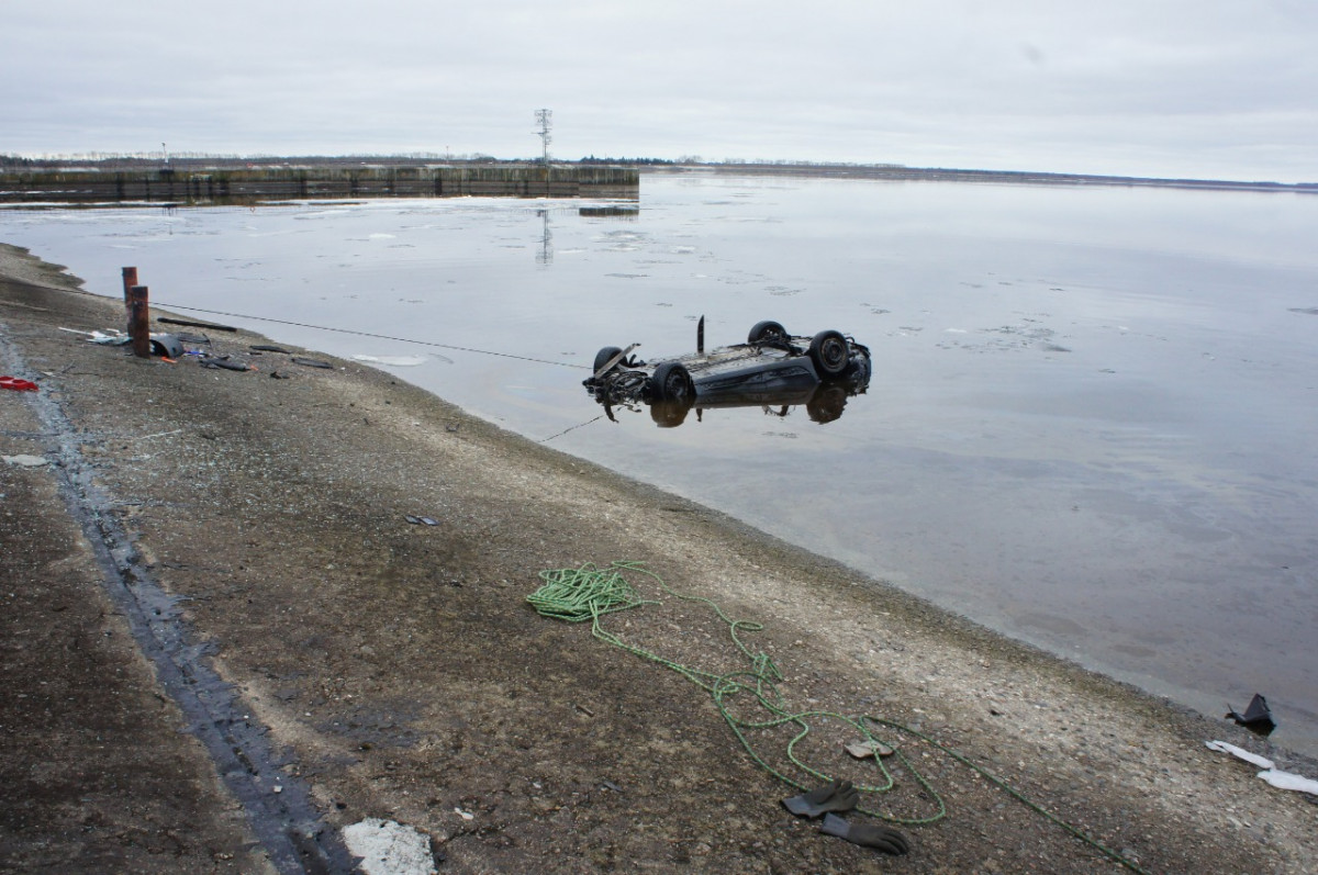 Опубликованы фото с места падения машины в Горьковское водохранилище