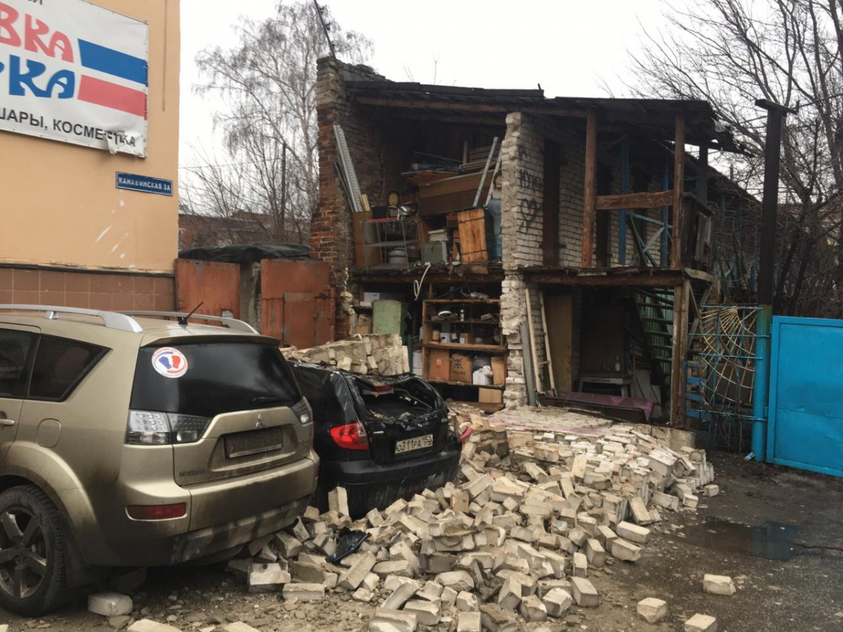 Кирпичная стена рухнула на машины в Канавинском районе
