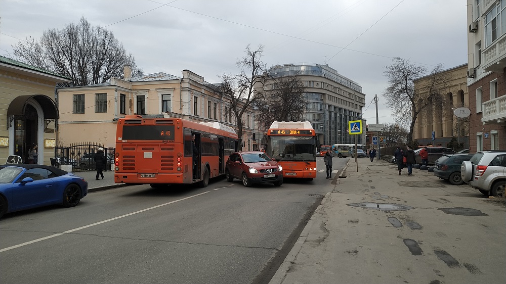 Иномарку зажало между двумя автобусами на улице Минина