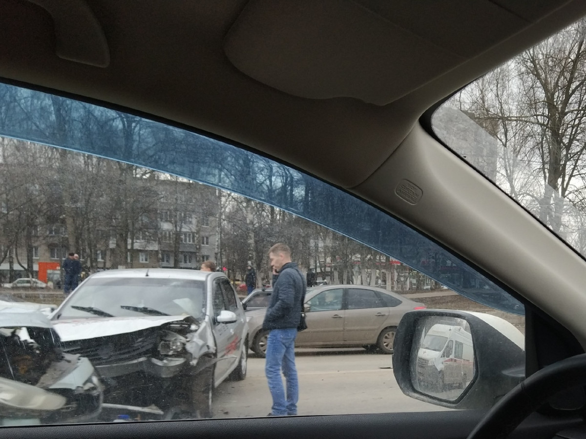 Огромная пробка образовалась из-за ДТП на проспекте Гагарина