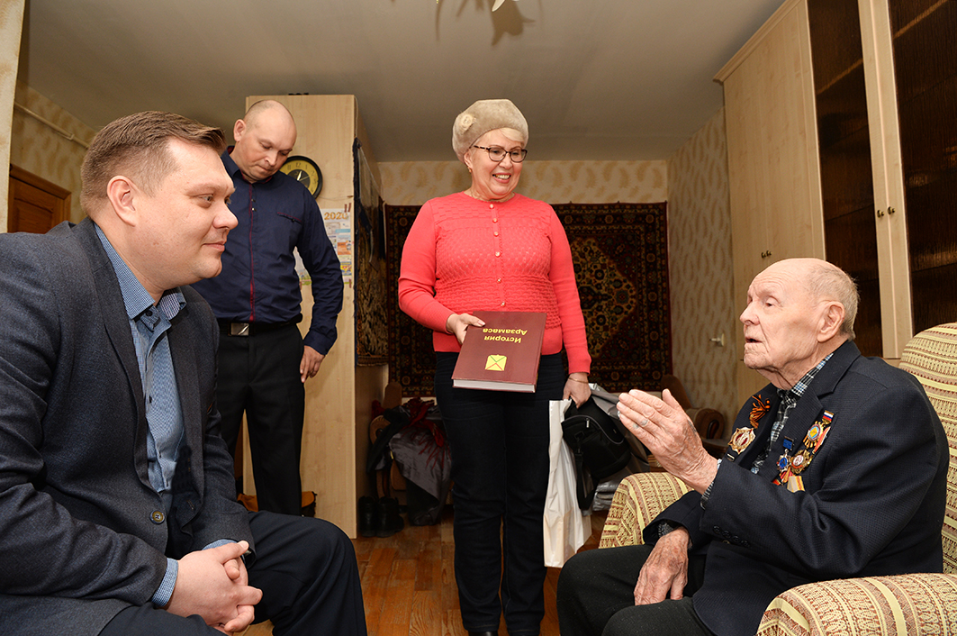 Ветерану АПЗ Александру Чупаеву вручили медаль «75 лет Победы»