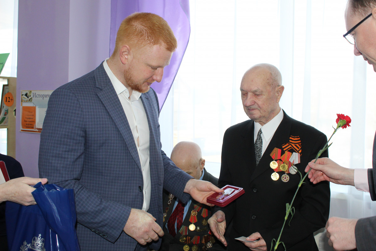 Павел Саватеев вручил юбилейные медали ветеранам Лукояновского района