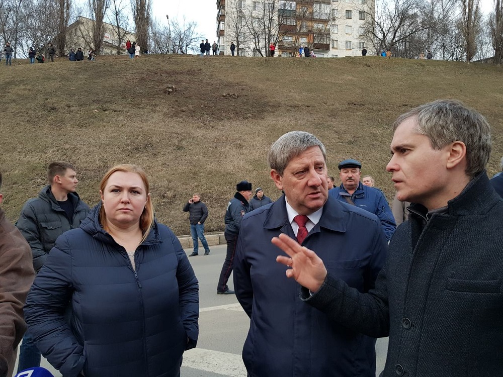 Из-за оползня на съезде транспорт пущен через метромост