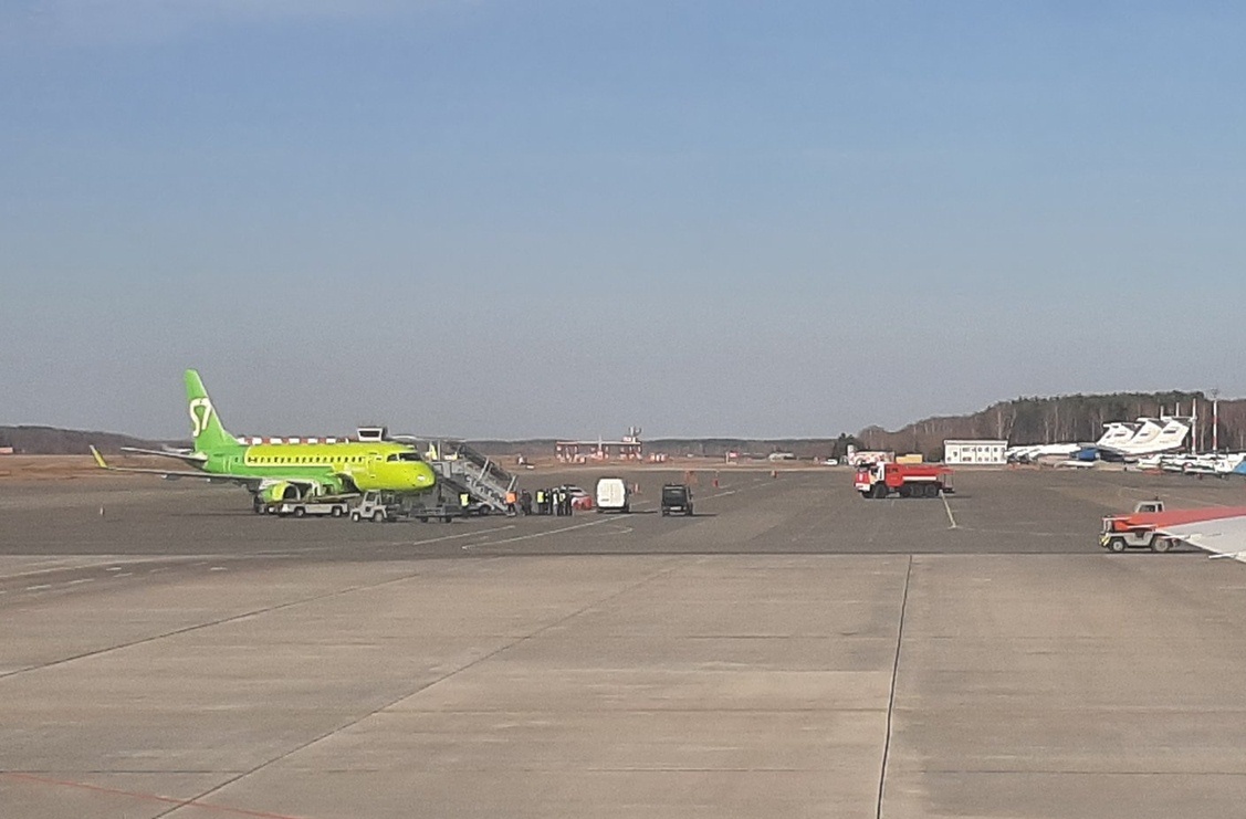 Экстренные службы стянуты к самолету, приземлившемуся в «Стригино»