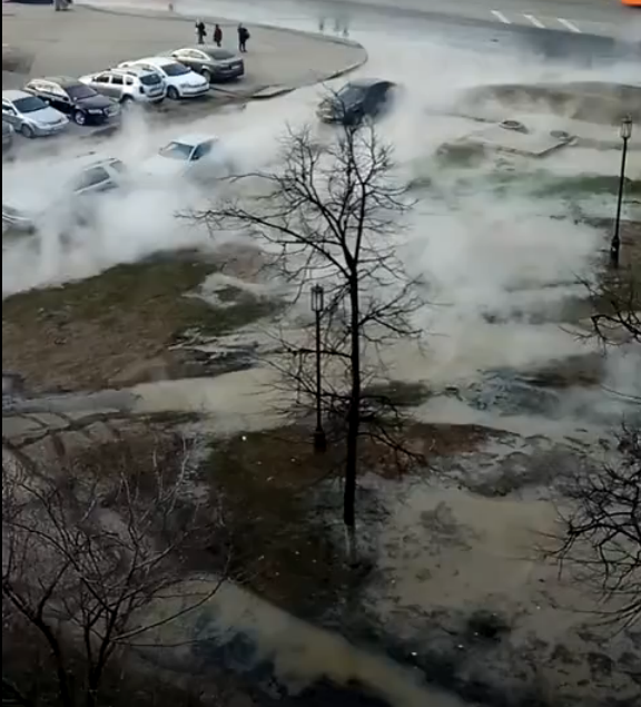Трубу с горячей водой прорвало на проспекте Бусыгина в Нижнем Новгороде