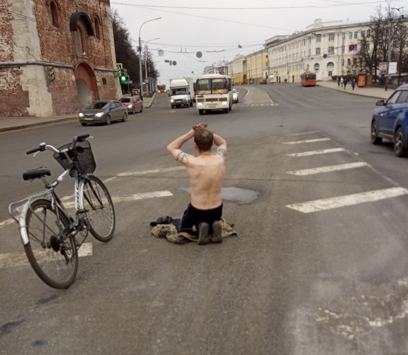 Странный молебен состоялся посреди площади Минина и Пожарского