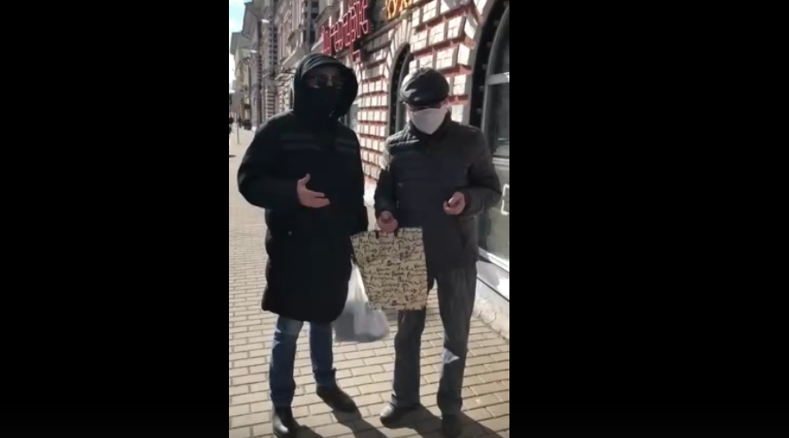 Нижегородец сшил маски и бесплатно раздавал их прохожим