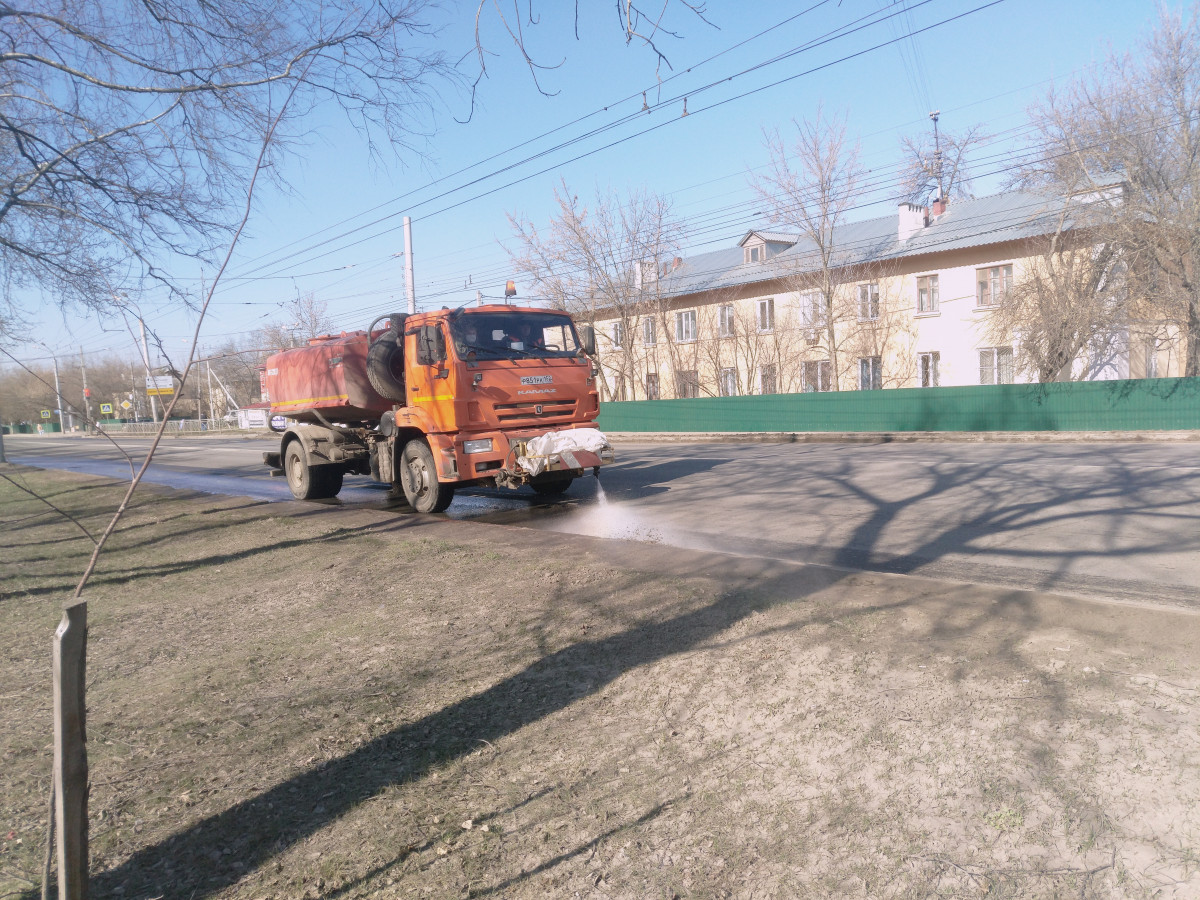 Уборка улиц и газонов началась в Автозаводском районе