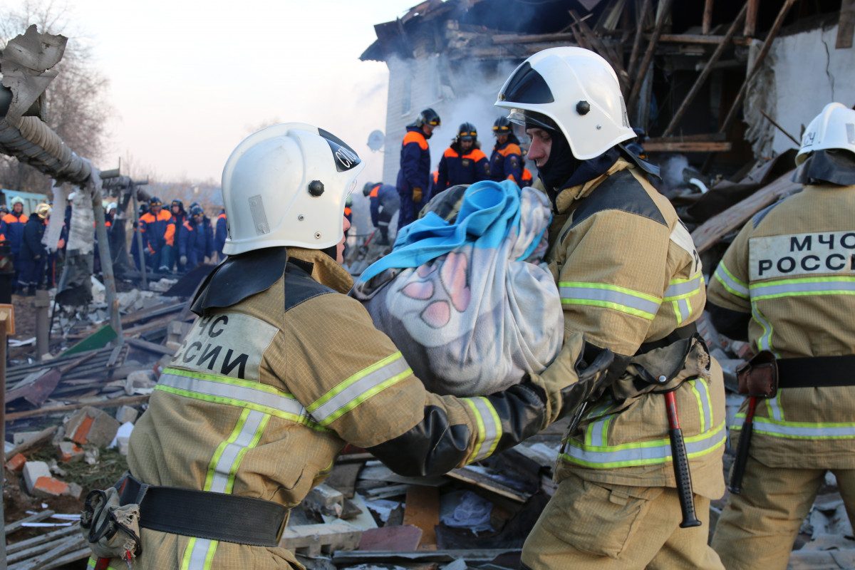 Спасатели продолжают разбирать конструкции рухнувшего дома в Вачском районе