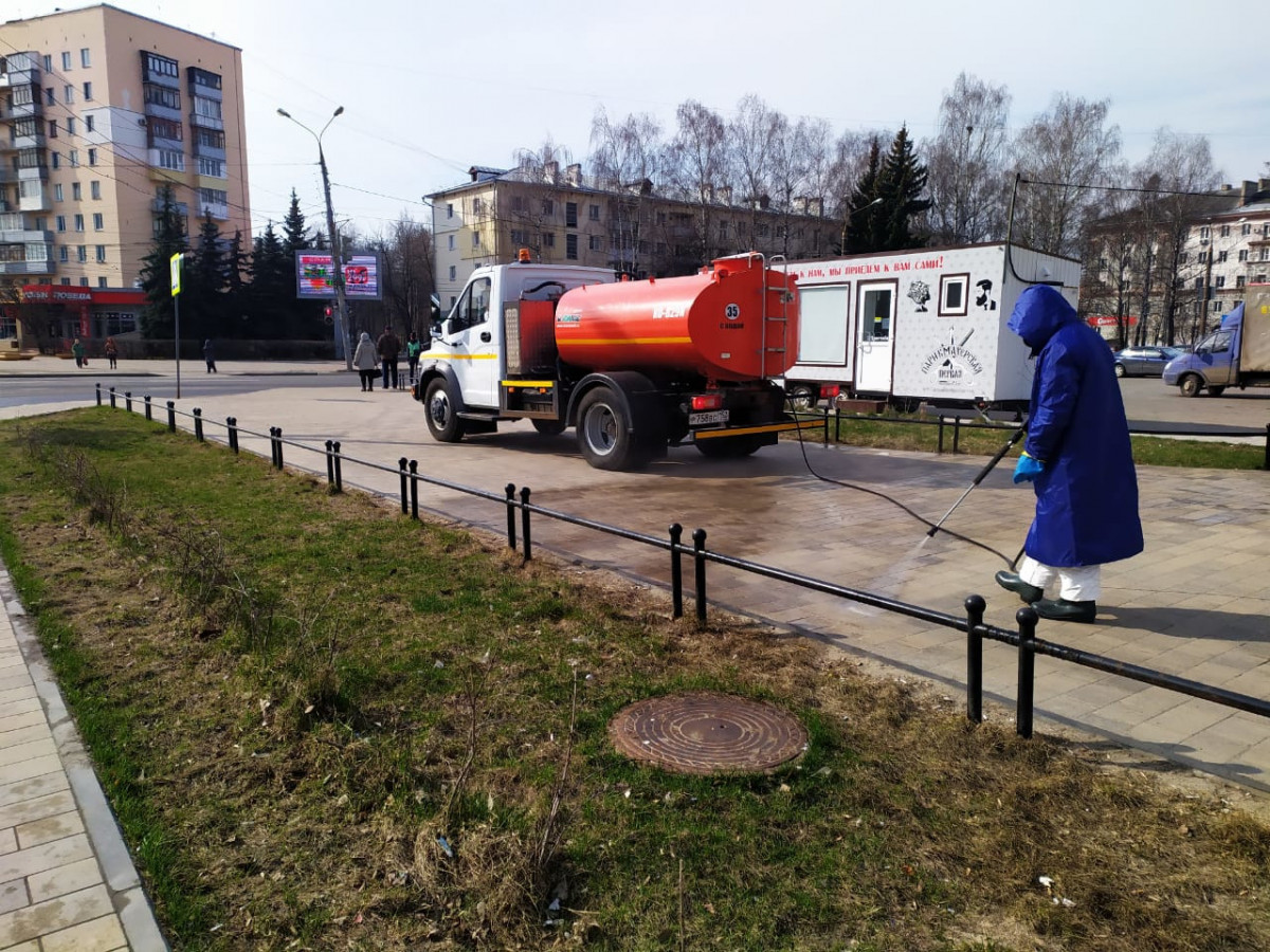 Специалисты продезинфицировали сквер на улице Ефремова в Нижнем Новгороде