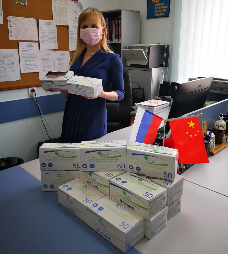 Сычуаньский университет передал коллегам из НГЛУ тысячу медицинских масок