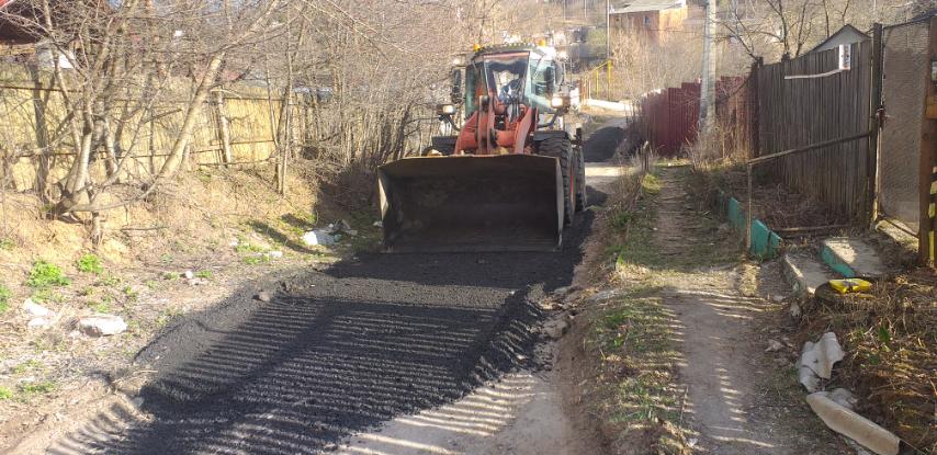 250 тонн гранулята используют при ремонте дорог в Приокском районе