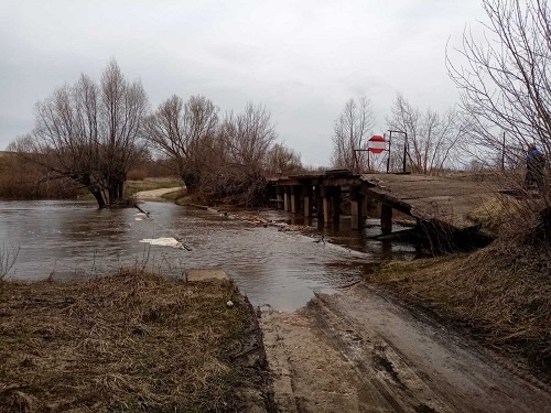 Низководный мост и участок дороги затопило в Нижегородской области