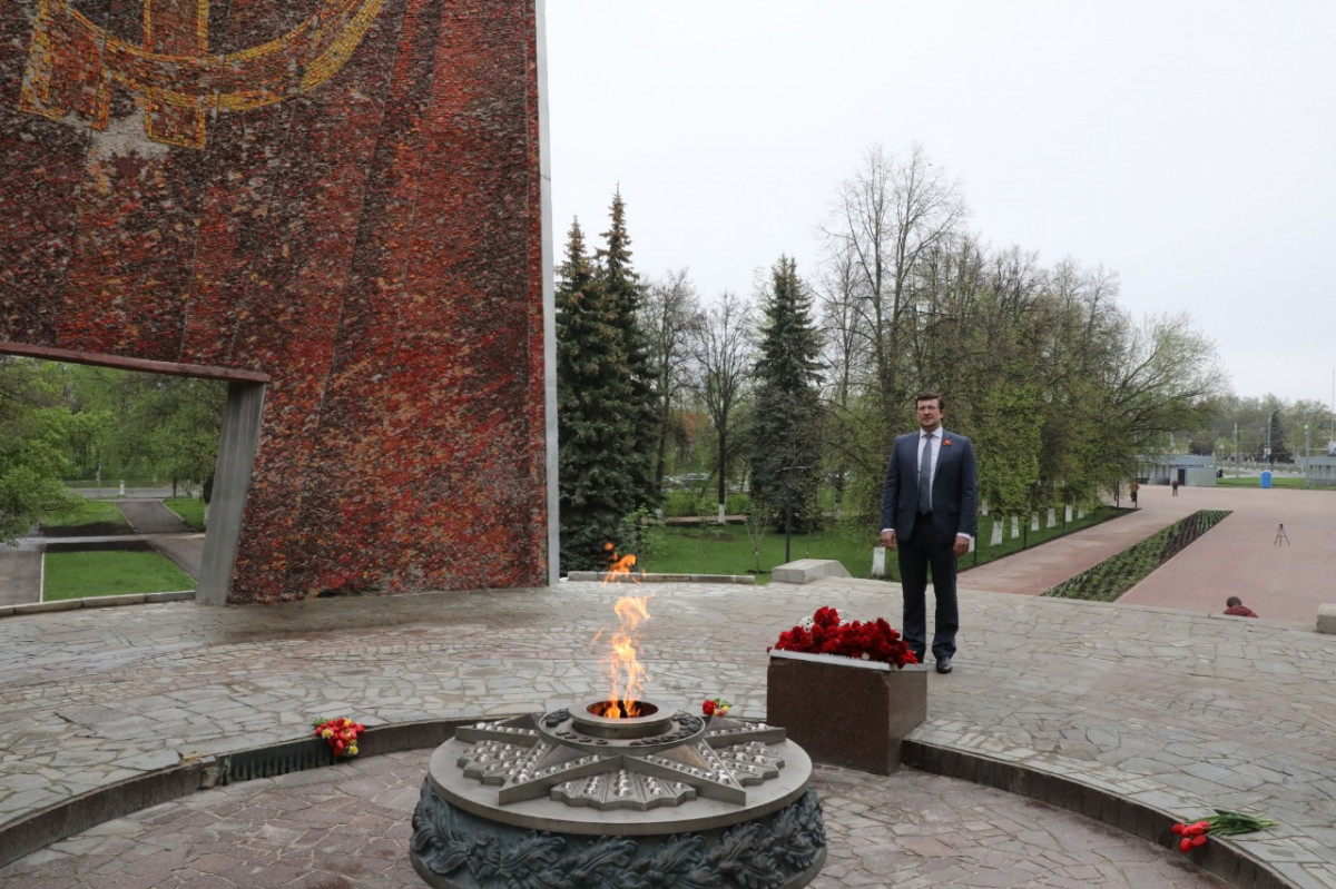 Никитин возложил цветы к мемориалу Славы в Автозаводском районе