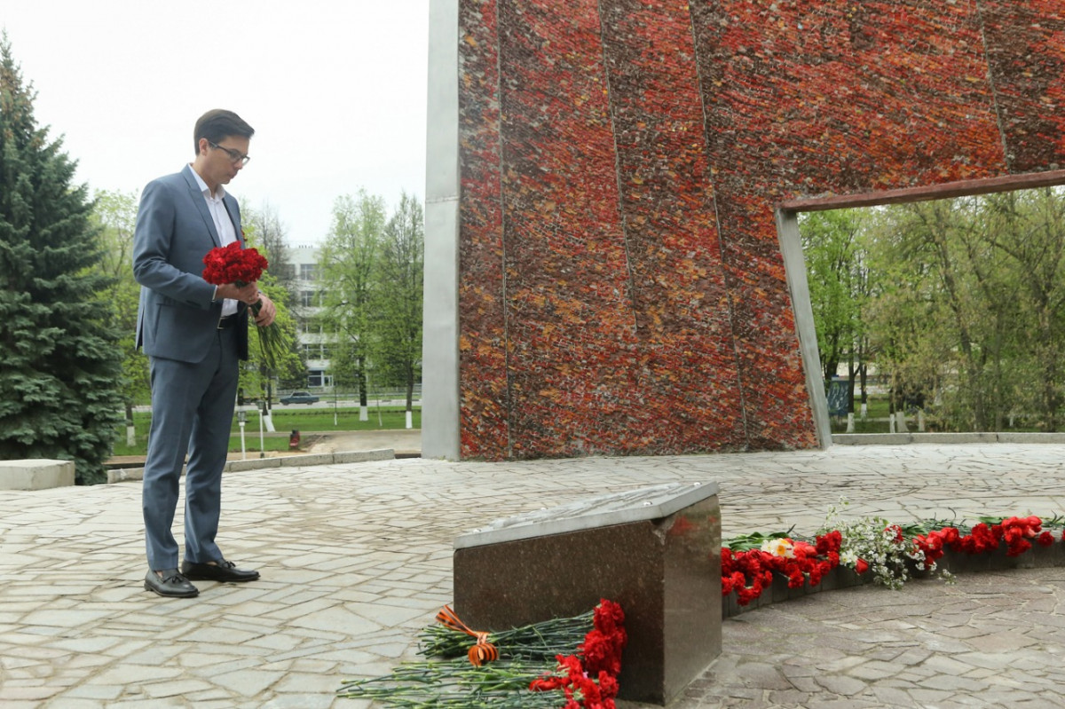 Юрий Шалабаев возложил цветы к Вечному огню в парке Славы