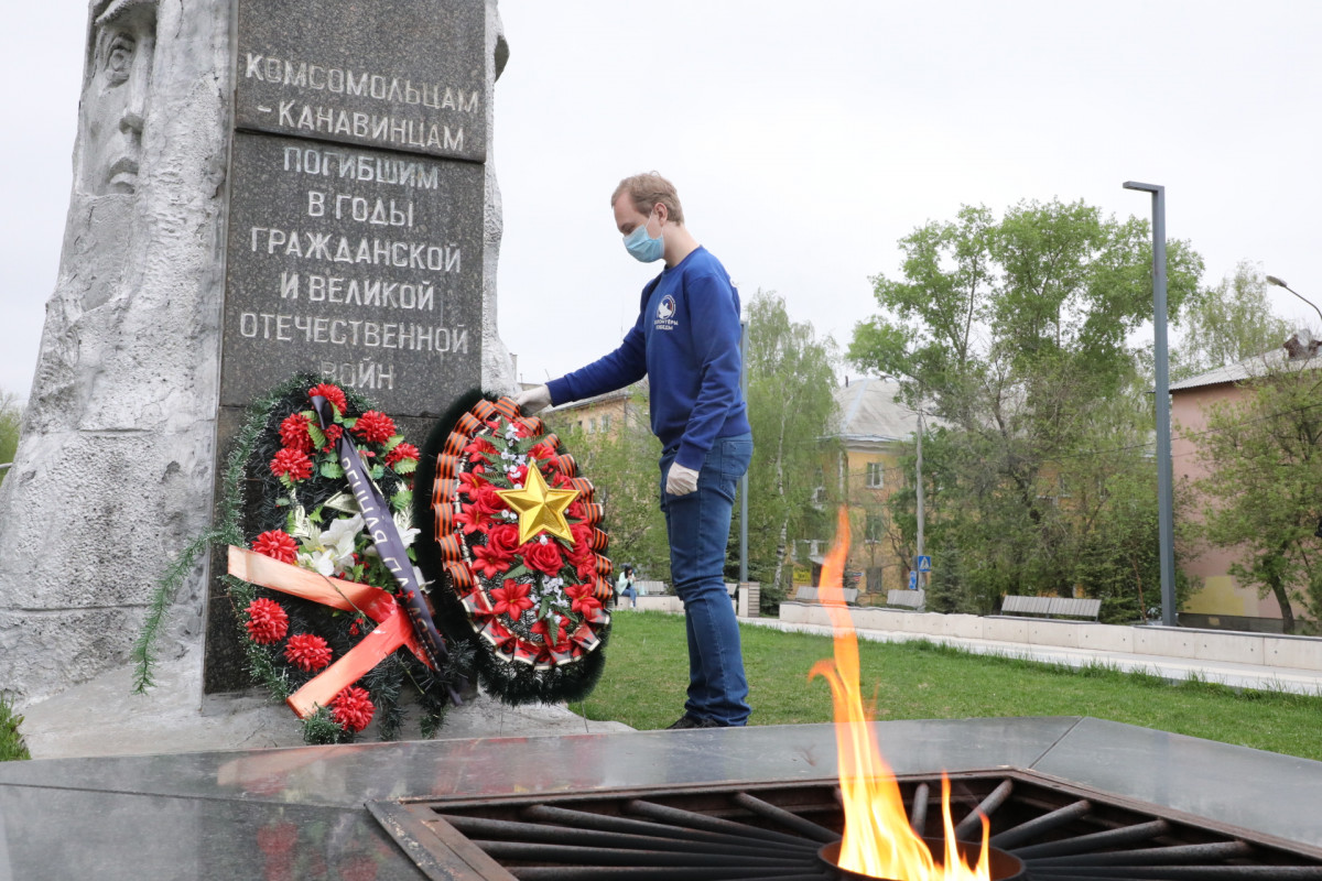 Волонтеры по просьбе нижегородских ветеранов возлагают цветы к мемориалам