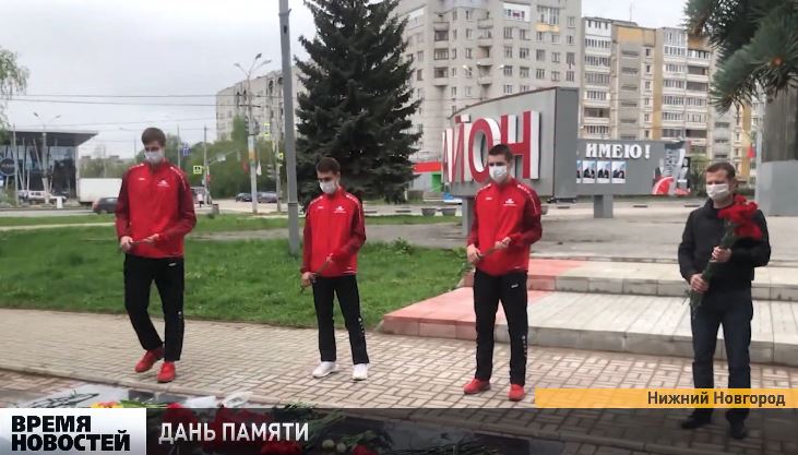 Игроки «Старта» возложили цветы к стеле Героев в Московском районе
