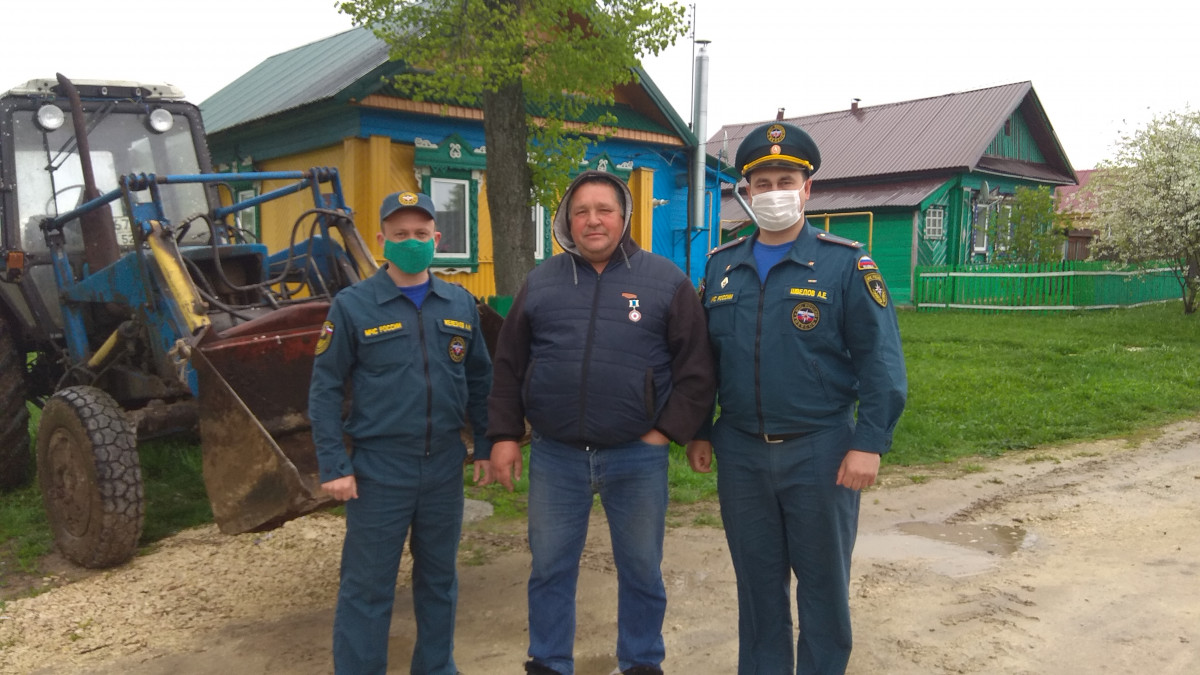 Тракториста наградили за спасение от пожара двух деревень в Вачском районе