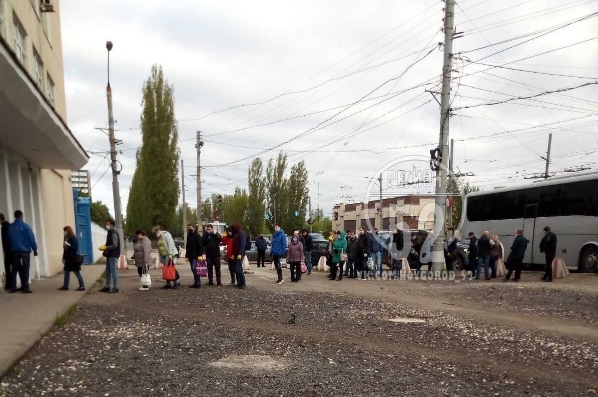 Большая очередь образовалась на проходной Нижегородского машиностроительного завода