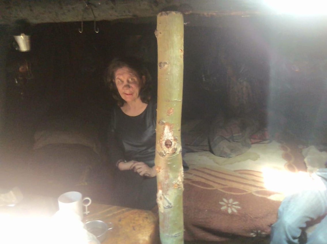 Нижегородка живет в землянке на кладбище в Забайкальском крае