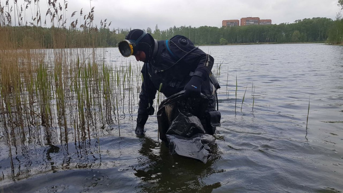 Водолазы собрали мусор из озер Сормовского района
