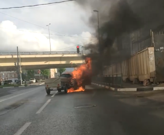 Автомобиль сгорел на проезжей части в Нижнем Новгороде