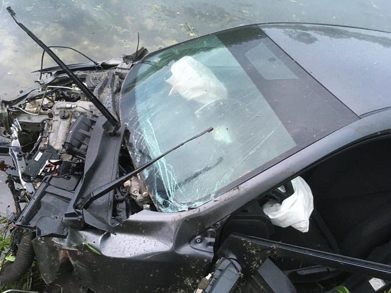 Водитель «Тойоты» погиб, врезавшись в магазин на трассе в Володарском районе