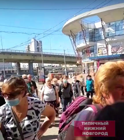 Толпа нижегородцев собралась у офиса «СитиКард» для разблокировки транспортных карт