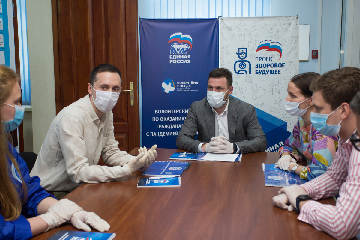 Давид Мелик-Гусейнов вместе с волонтерами поздравили медиков с профессиональным праздником