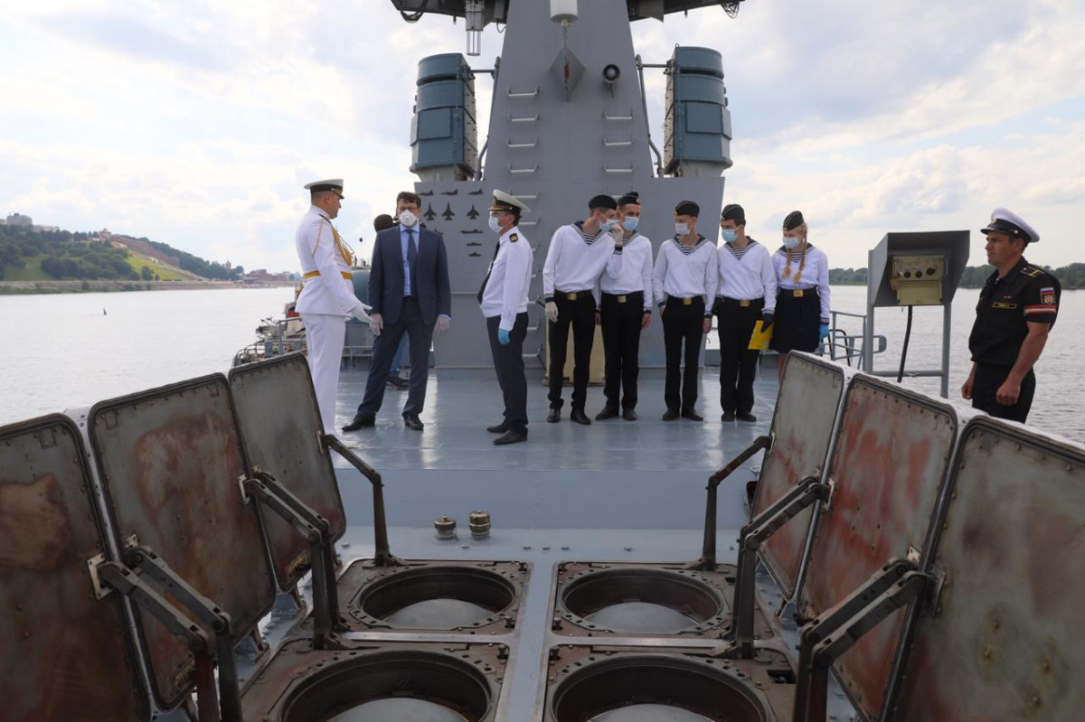 Никитин приветствовал экипаж ракетного корабля «Великий Устюг»