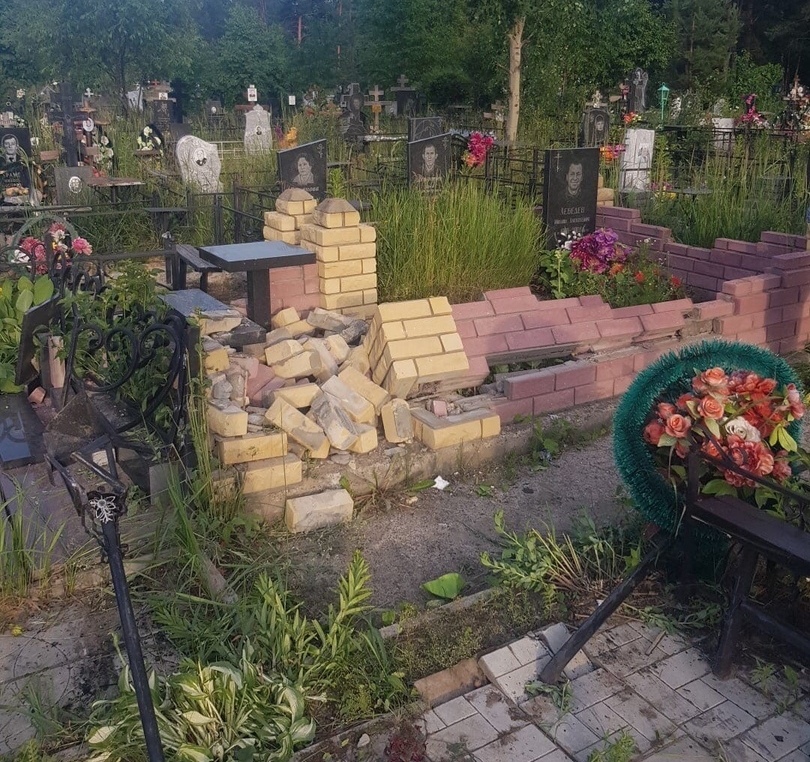 Автомобиль сбил надгробия на дзержинском кладбище