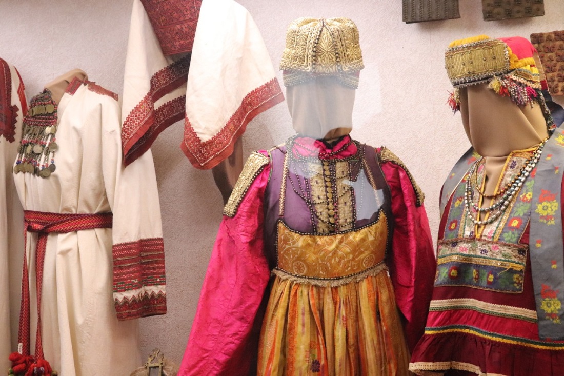 Уникальные исторические костюмы представлены в усадьбе Рукавишниковых
