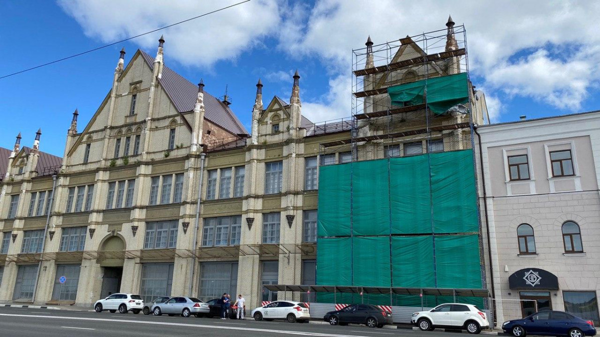 Фасад начали ремонтировать на бывшей фабрике «Маяк» в Нижнем Новгороде