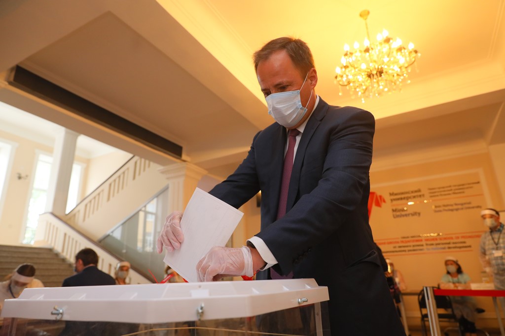 Комаров проголосовал по поправкам в Конституцию РФ в Нижнем Новгороде
