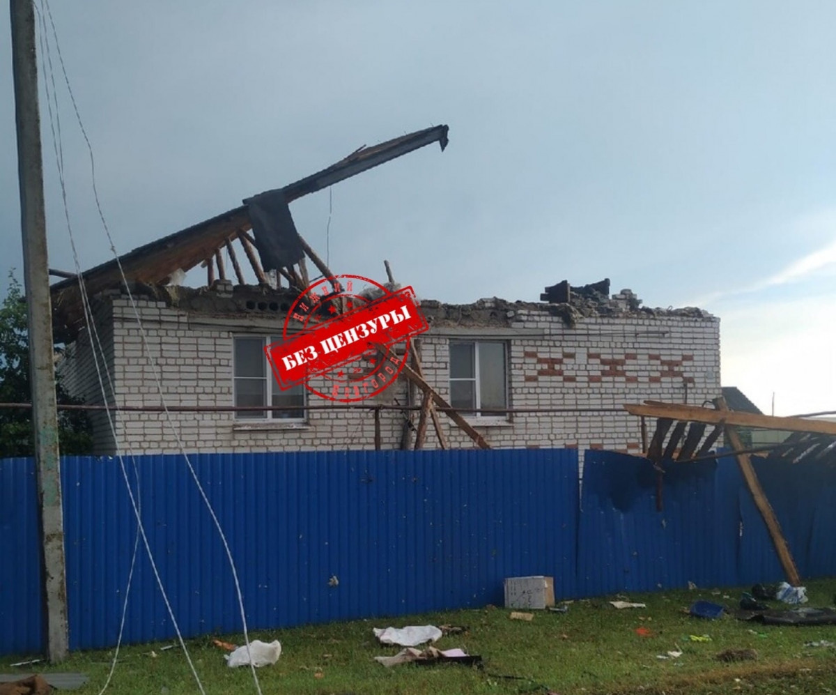 Ураган разрушил крыши нескольких домов в Перевозском районе