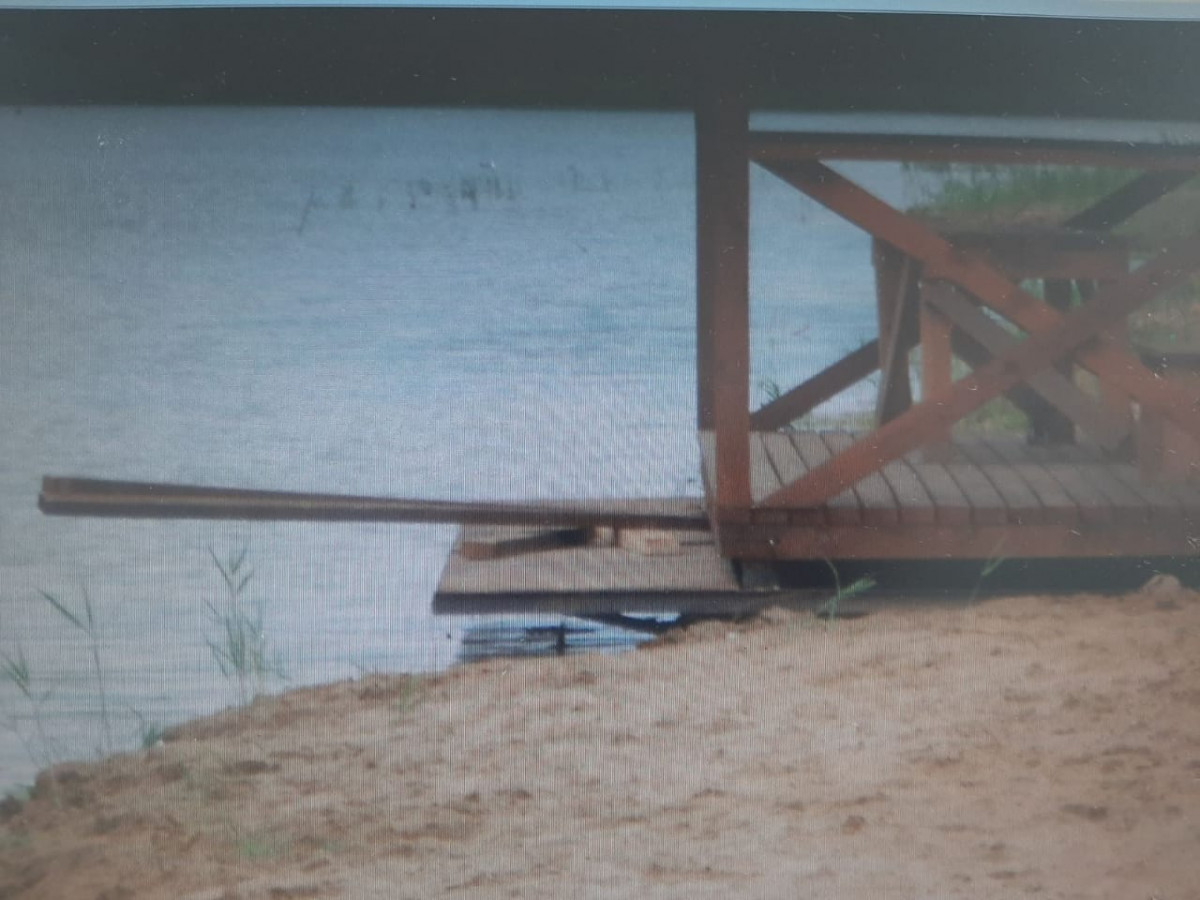 Несогласованные бетонные опоры обнаружили на берегу Юрасовского озера на Бору