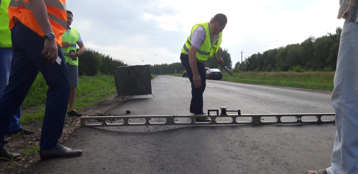 Комиссия обнаружила дефекты на отремонтированной дороге между Бутурлино и Гагино