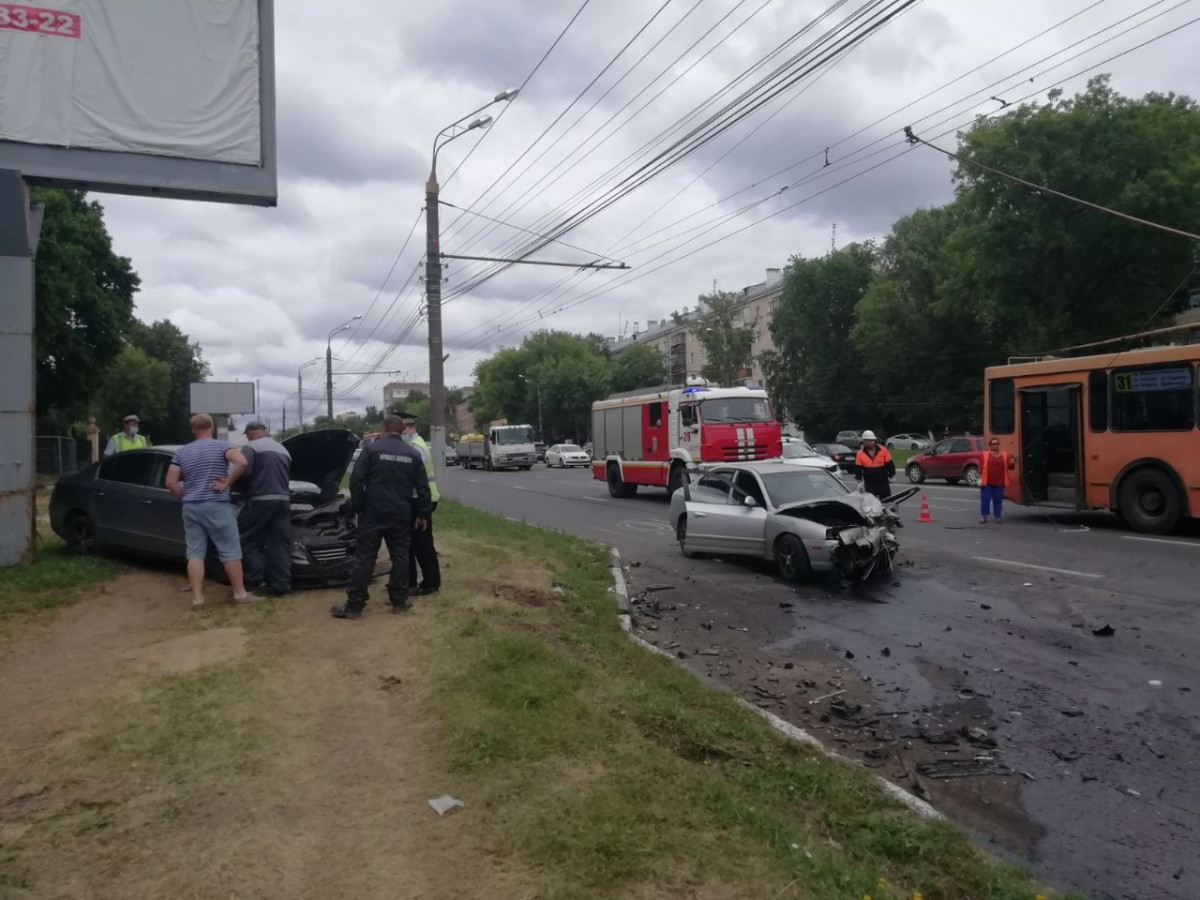 Водитель «Хендая» погиб, врезавшись в «Фольксваген» на проспекте Гагарина