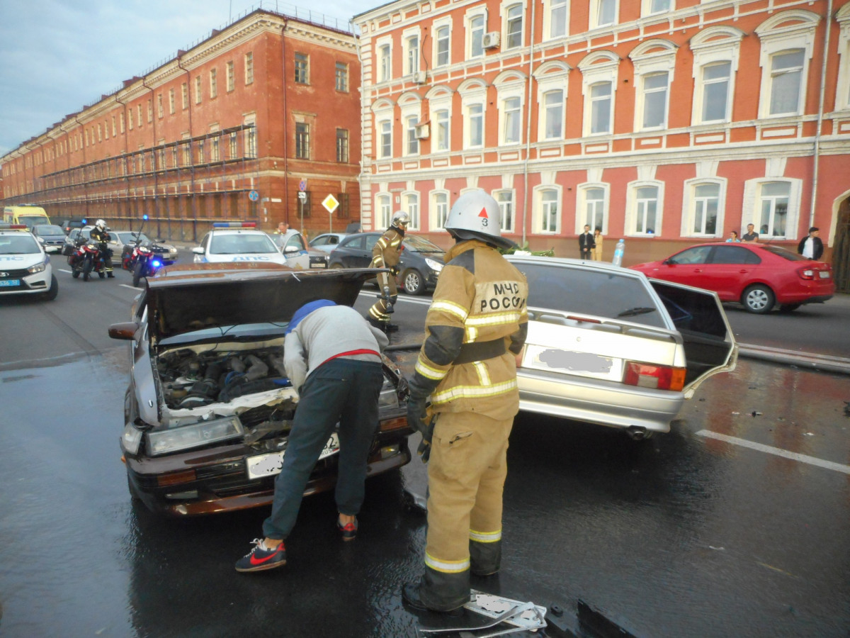 Массовое ДТП случилось на Нижневолжской набережной 18 июля