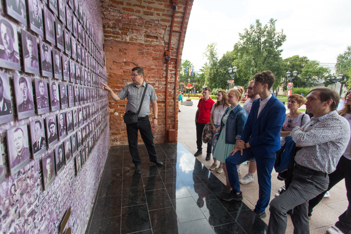 Для волонтеров организовали экскурсию по Нижегородскому кремлю