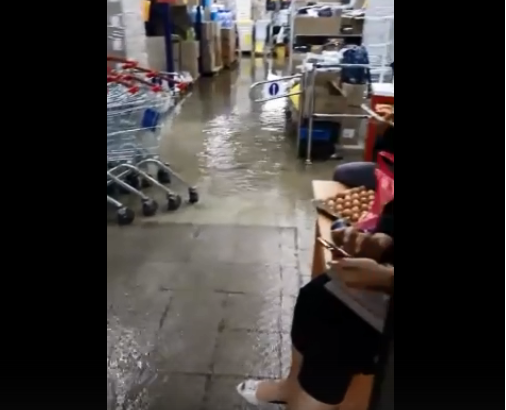Магазин затопило на улице Керченской в Нижнем Новгороде