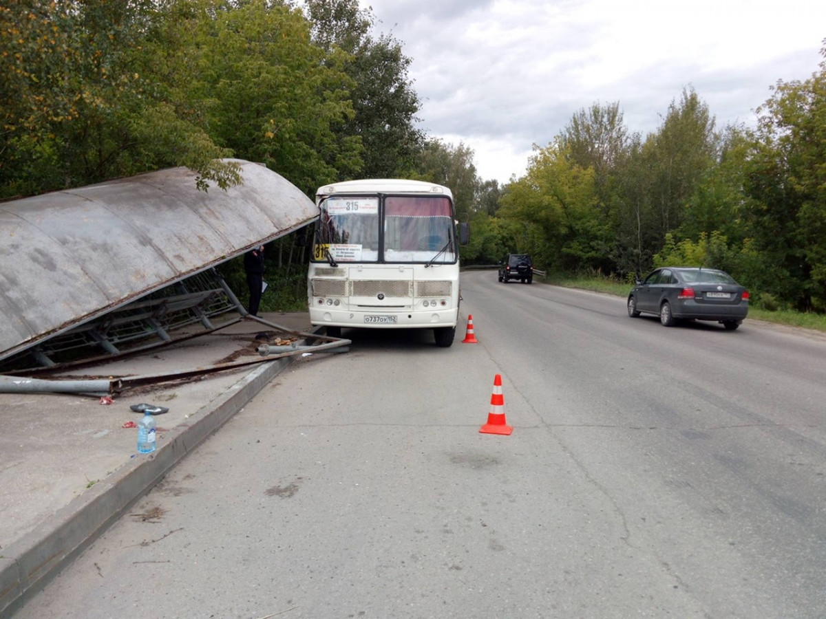 Прокуратура организовала проверку по факту наезда автобуса на остановку