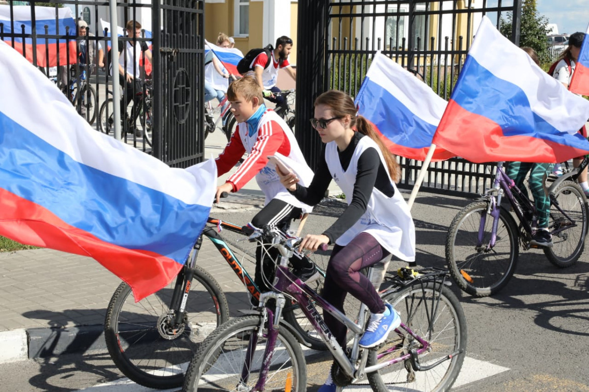 Нижегородские волонтеры, мотоциклисты и велосипедисты в День флага провели единый флешмоб